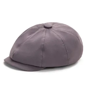 Detailansicht der grau-violetten Schirmmütze aus Baumwoll-Twill mit acht Paneelen und Knopf