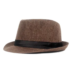 Détail d'un chapeau classique en lin marron avec texture tissée et ruban noir élégant