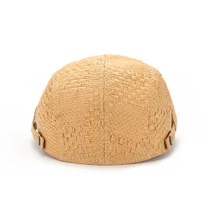 Détail du béret en paille respirant montrant la texture tissée et la boucle de réglage