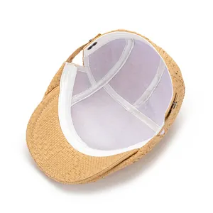 Détail intérieur de la casquette en paille montrant la doublure violette et les coutures