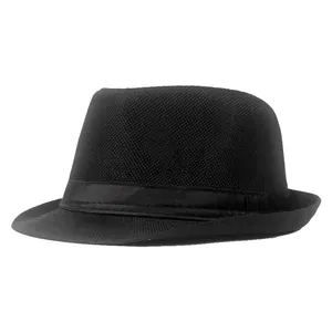 Détail d'un chapeau fedora noir tressé avec un ruban classique en satin élégant