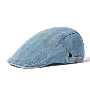 Béret en denim bleu clair rétro avec rayures verticales colorées et boucle en métal