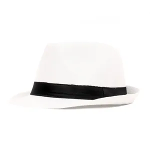 Vue détaillée du tissu en lin tissé fin et du ruban de satin noir sur un chapeau fedora blanc