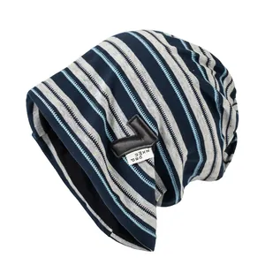 Gorro de punto a rayas azules para mujer estilo informal con parche de cuero suave