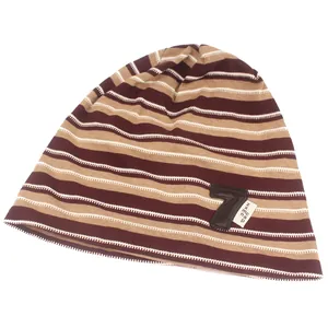 Gorro de punto a rayas marrones para mujer con parche decorativo estilo slouchy casual