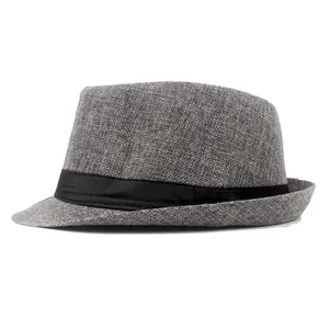 Détail du chapeau fedora en lin gris avec texture tissée et ruban décoratif noir