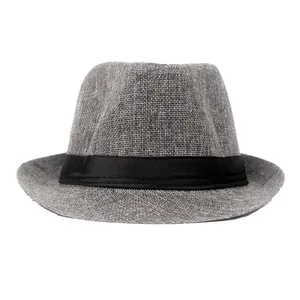 Détail du chapeau fedora en lin gris avec ruban en satin noir pour un style vintage