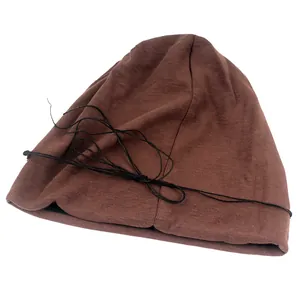 Bonnet en maille marron de style vintage avec pompons étoiles pour un look d'automne