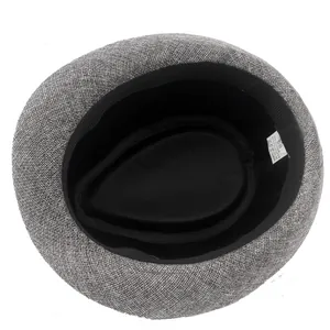 Détail intérieur du chapeau fedora en lin avec étiquette taille 58 et doublure douce