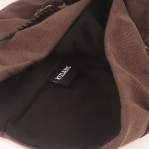 Gros plan sur la doublure intérieure noire respirante et l'étiquette de marque du bonnet
