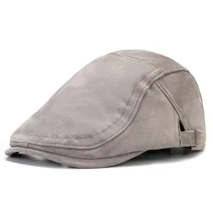 Berretto newsboy in pelle scamosciata grigio chiaro con fibbia in metallo stile retrò