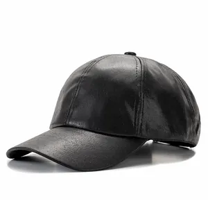 Casquette de baseball en cuir noir avec texture litchi et design à six panneaux sur blanc