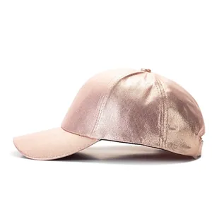 Vue latérale d'une casquette rose doré au fini métallique et bord large structuré
