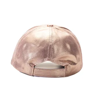 Détail de la casquette de baseball métallique or rose avec fermeture réglable au dos