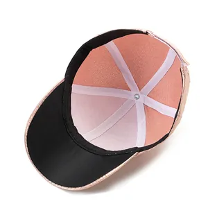 Vue détaillée de l'intérieur de la casquette laser or rose avec visière noire