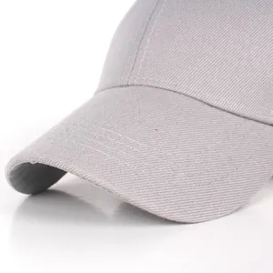 Détail du bord de casquette gris clair avec coutures à quatre rangées et tissu en coton sergé