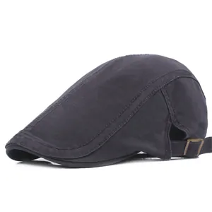 Berretto classico nero in cotone con fibbia in metallo e design vintage a testa piatta