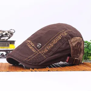 Dettaglio del berretto in cotone marrone con emblema teschio e ricamo alla moda