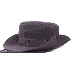 Détail du chapeau de soleil avec œillets d'aération latéraux et cordon coupe-vent réglable