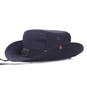 Détail d'un chapeau de soleil bleu marine avec bord large et trous d'aération latéraux
