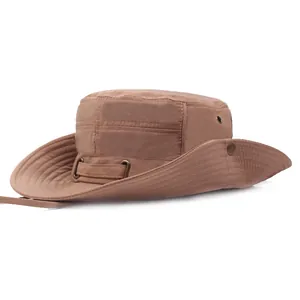 Détail du chapeau de soleil marron café avec boutons pression et évents d'aération