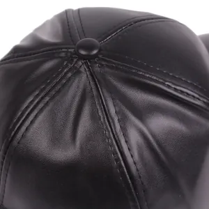 Casquette de baseball classique en cuir PU noir avec structure à six panneaux et texture