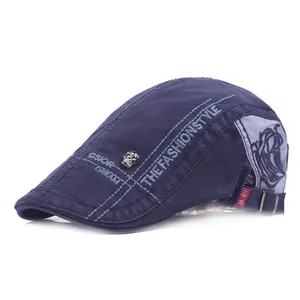 Berretto da uomo blu navy in cotone con rivetto a teschio e ricamo bianco