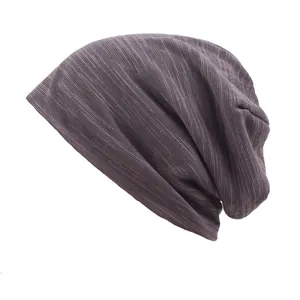 Detailansicht der dunkelgrau gestreiften Stricktextur dieser leichten Beanie-Mütze