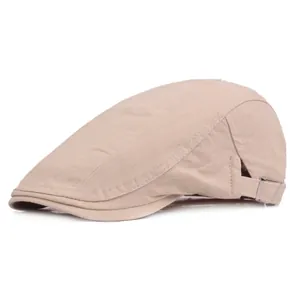 Détail de la casquette plate kaki montrant les coutures et la boucle en métal réglable