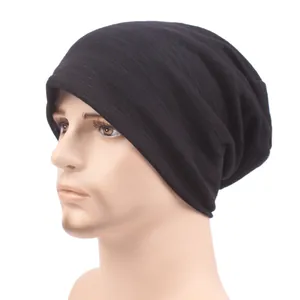 Nahaufnahme einer schwarzen Slouchy-Strickmütze mit weicher Textur und elastischem Stoff