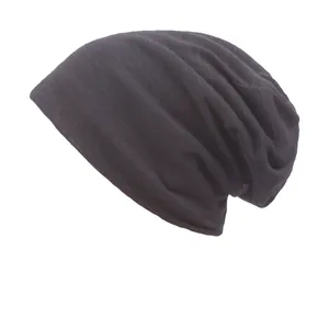 Schwarze Beanie-Mütze mit horizontaler Textur und lässiger Passform für einen modernen Look