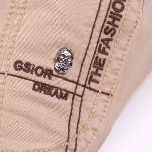 Berretto in cotone kaki con ricamo GSIOR DREAM e teschio in metallo argentato