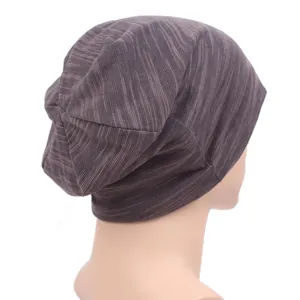 Lässige Strickmütze mit dunkelgrauen und braunen Streifen am Modell, Streetwear-Stil