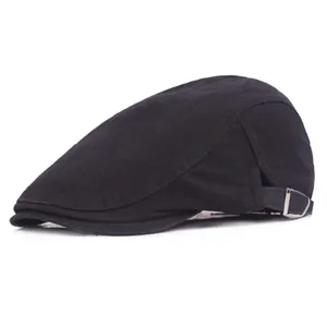 Casquette plate classique noire pour homme avec une boucle de réglage en métal argenté