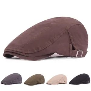 Détail de la casquette plate en coton avec boucle en métal et diverses couleurs