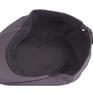 Detail der dunkelgrauen Schiebermütze mit schwarzem Innenfutter und verstellbarer Metallschnalle