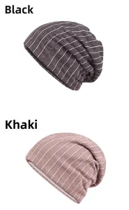 Dettaglio del tessuto dei berretti slouchy kaki e neri con strisce bianche