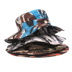 Trois chapeaux de pêcheur camouflage en bleu, gris et vert avec larges bords extérieurs