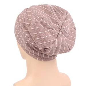 Berretto slouchy a righe marroni per uomo e donna in morbido cotone lavorato a maglia