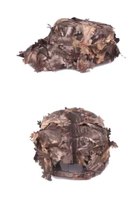 Dettaglio del berretto militare mimetico con foglie 3D e fibbia in metallo regolabile