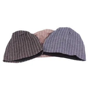 Tre berretti in maglia a righe in grigio scuro marrone e blu su sfondo bianco