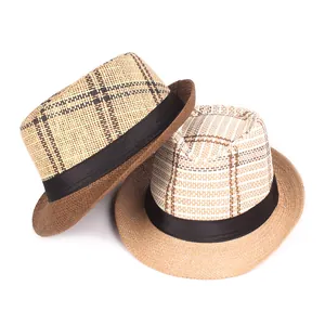 Vista dettagliata di cappelli fedora in paglia intrecciata marrone e crema con nastri neri