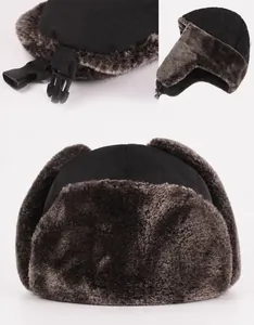 Detail der Wintermütze mit warmem Kunstfellfutter und winddichtem Steppmaterial