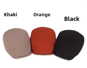 Detailweergave van kaki, oranje en zwarte baret petten van zachte geborstelde stof