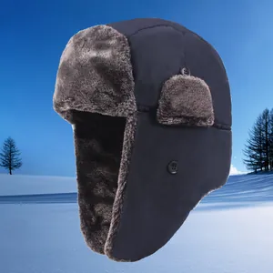 Detail einer winddichten Uschanka-Mütze mit dickem Kunstfellfutter und Seitenverschluss