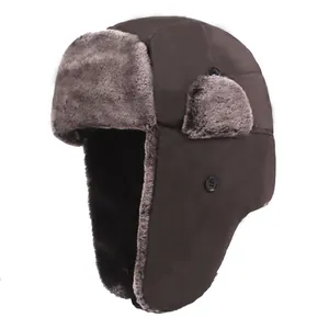 Dunkelbraune Uschanka mit dickem Kunstpelz und verstellbaren Ohrenklappen für den Winter