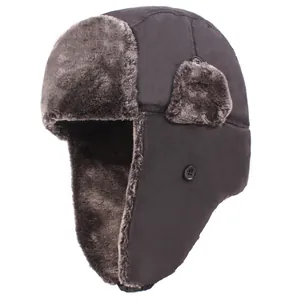 Detaillierte Nahaufnahme der Winter-Fliegermütze mit Kunstfellfutter und Ohrenklappen