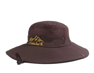 Détail d'un chapeau de soleil extérieur marron avec mesh respirant et broderie TravellerS