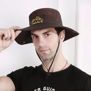 Détail d'un chapeau de soleil marron avec maille respirante et mentonnière ajustable