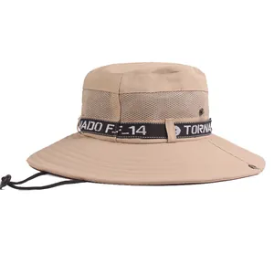 Détail du chapeau bob kaki avec panneaux en mesh respirant et cordon de serrage réglable